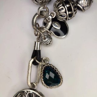Collar largo con dije floral azul
