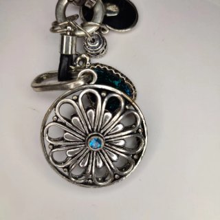 Collar largo con dije floral azul
