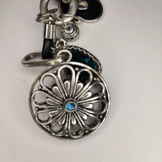 Collar largo con dije floral azul