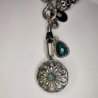 Collar largo con dije floral azul