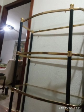 Estantería cristal y metal dorada