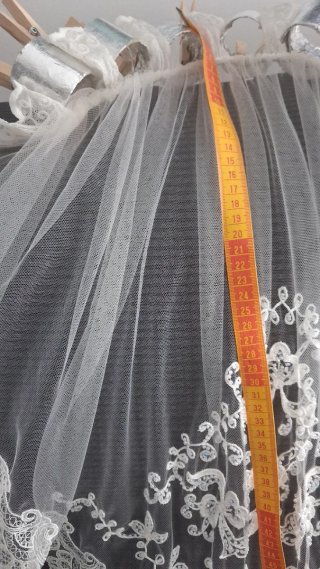 Abito da sposa alicantina con pizzo bianco