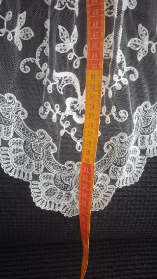 Abito da sposa alicantina con pizzo bianco