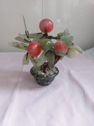Bonsái de piedra jade con duraznos o melocotones