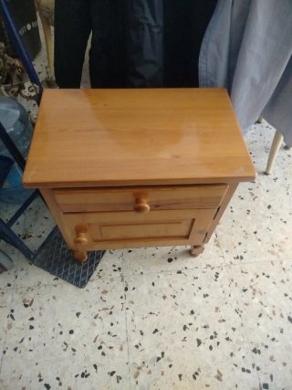 Mesita de noche de madera