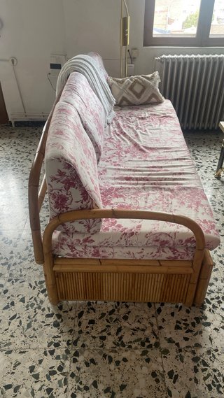 Sofá cama de bambú con estampado floral