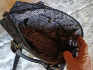 Bolso negro con estrella dorada