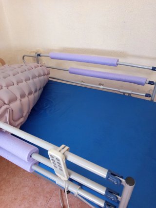 Cama Geriátrica madera y metal, colchón antiescara
