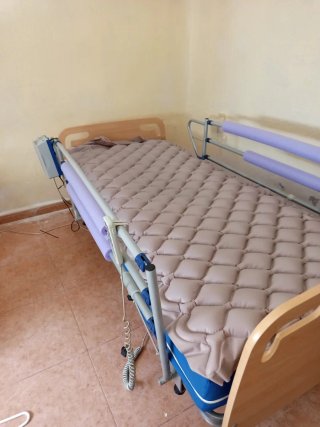 Cama Geriátrica madera y metal, colchón antiescara