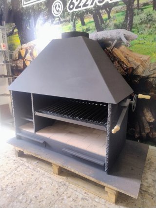 Barbacoa metálica con ladrillos refractarios