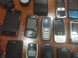 Lote 25 móviles LG, Motorola, Nokia, Samsung