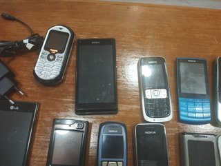 Lote 25 móviles LG, Motorola, Nokia, Samsung