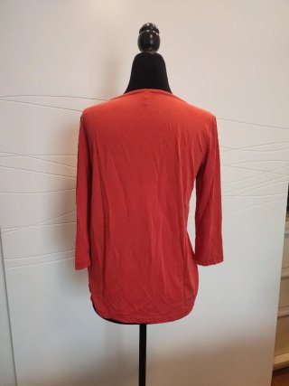 Camiseta naranja con escote cruzado