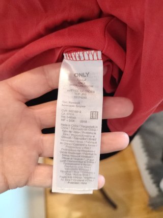 Camiseta naranja con escote cruzado