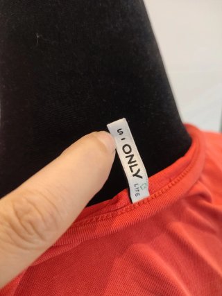 Camiseta naranja con escote cruzado