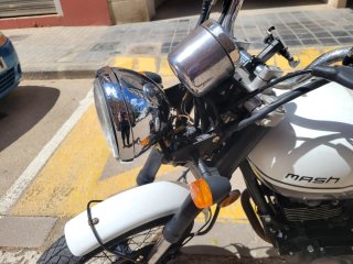 Mash Seventy Five 125cc Moto Negra y Blanca