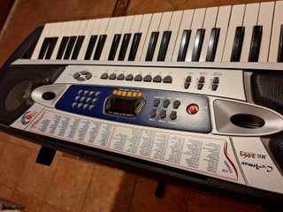 Teclado electrónico con pie