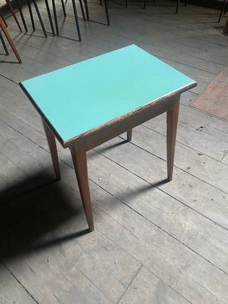 Mesa auxiliar madera y tablero turquesa