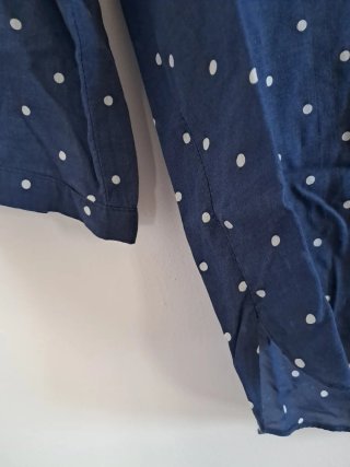 Camiseta Zara Talla S Lunares azul y blanca