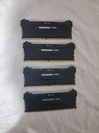 4 Memorie RAM DDR4 Corsair Vengeance RGB Pro