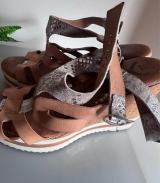 Sandalias cuña marrón y plata