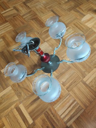 Lámpara de araña de cristal y metal.
