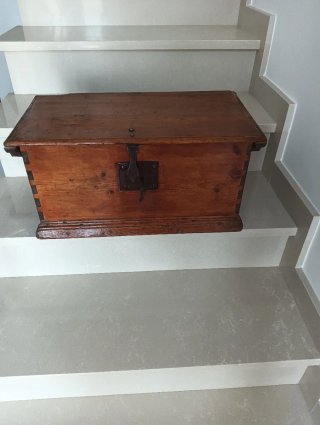 Arca de madera mediana con cerradura