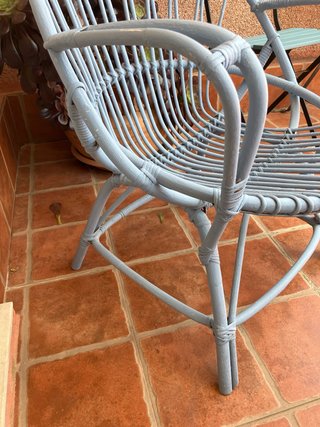 Silla de mimbre azul estilo peacock