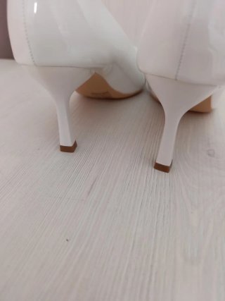 Zapatos de tacón blancos para mujer.