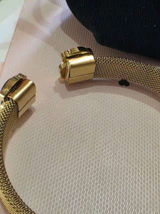 Pulsera T Negra y Dorada