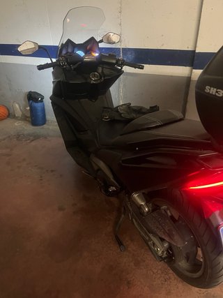 Kymco AK 550 Maxi Scooter Negra