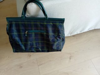 2 Bolsos de viaje amarillo y marrón. Otro cuadros