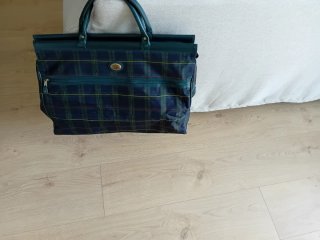 2 Bolsos de viaje amarillo y marrón. Otro cuadros
