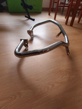 Defensa de moto cromada