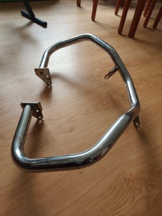 Defensa de moto cromada