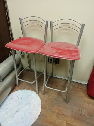 2 Taburetes Altos Rojos y Plateados