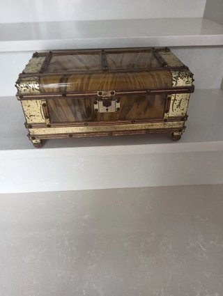 Arca mediana de madera y metal