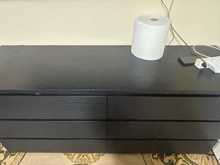 Cómoda de madera negra