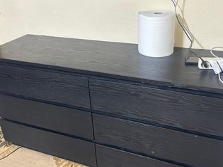 Cómoda de madera negra