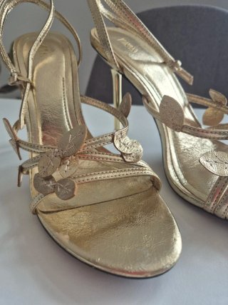 Sandalias doradas de tacón alto. Marca Zara