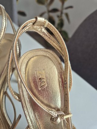 Sandalias doradas de tacón alto. Marca Zara