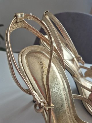 Sandalias doradas de tacón alto. Marca Zara