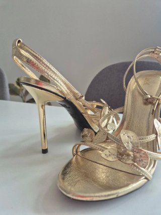 Sandalias doradas de tacón alto. Marca Zara