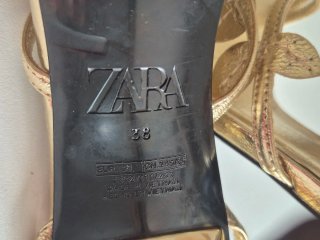 Sandalias doradas de tacón alto. Marca Zara