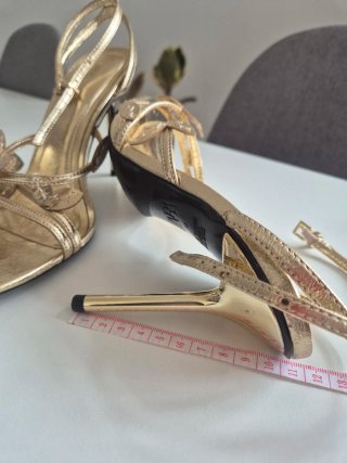 Sandalias doradas de tacón alto. Marca Zara