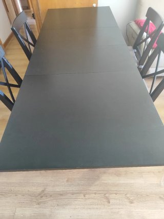 Mesa comedor extensible negra y 4 sillas