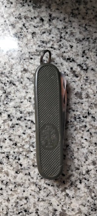 Navaja militar multiusos