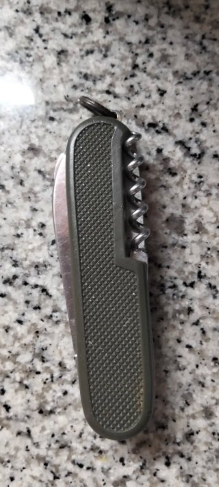 Navaja militar multiusos