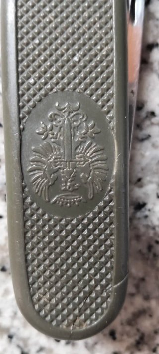 Navaja militar multiusos