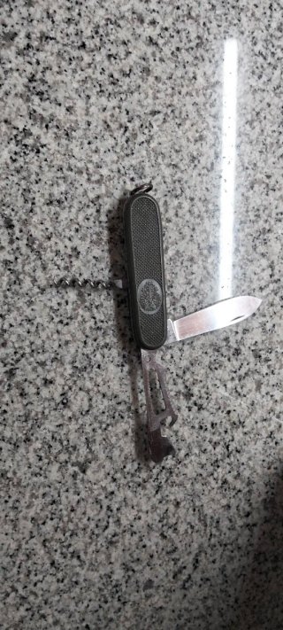 Navaja militar multiusos